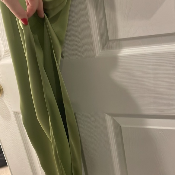 "Amari" Off-the-shoulder satin dress 💚 - Picture 4 of 8